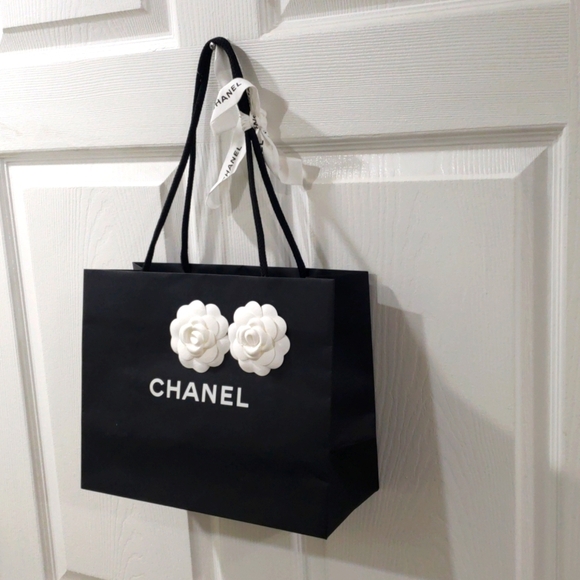 CHANEL Black & White Camellia Paper Gift Shopping Bag, Luxury Sized 11.75x9.5x5" - Picture 3 of 9